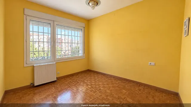 Amplia vivienda de 4 habitaciones con terraza acristalada, chimenea y aparcamiento — 33