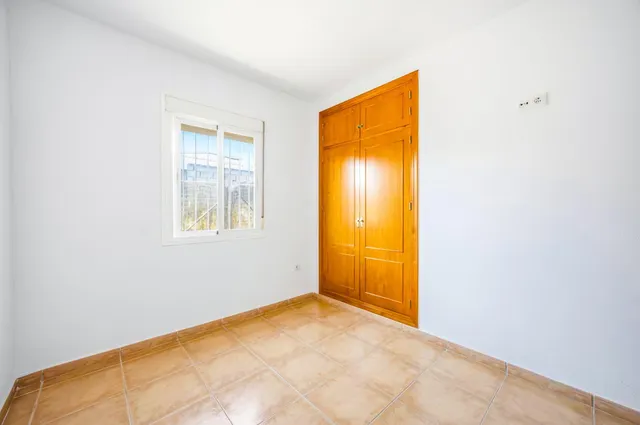 Chalet  Familiar en Zona La Dehesilla;  Tranquila y Accesible — 29