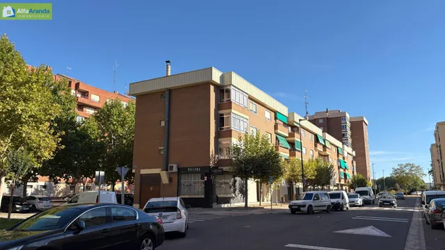 PISO REFORMADO 4 DORMITORIOS Y PLAZA DE GARAJE INCLUIDA — 33