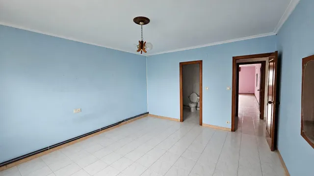Nave comercial con alojamiento, aparcamiento y parcela en A Gándara — 16