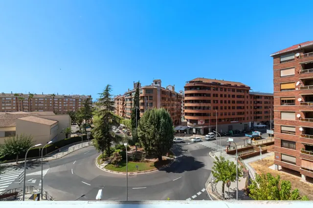 3 dormitorios, 2 baños, balcón con vistas despejadas y garaj - foto 5
