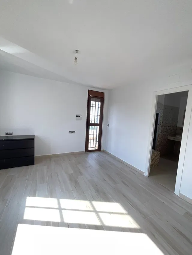 Bonita casa en Venta en la Ur. Campo Alegre de Alcalá de Guadaira. — 23