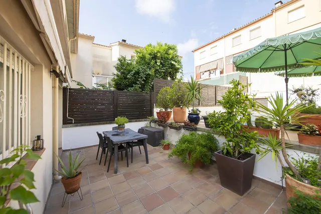 Casa adosada con jardín y piscina en Sant Julià de Ramis - foto 3