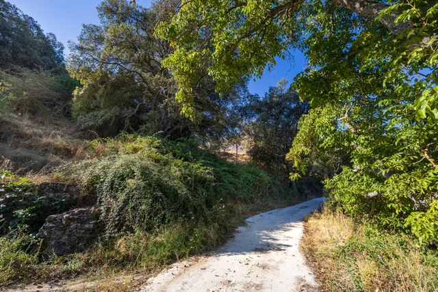En uno de los pueblos más bonitos de España, finca ideal para rehabilitar y usar como alojamiento turístico — 3