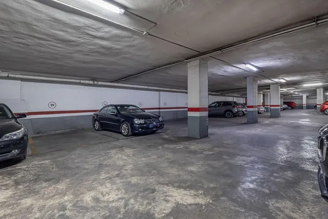 AMPLIO PISO JUNTO A EL CORTE INGLES EN JAEN — 26