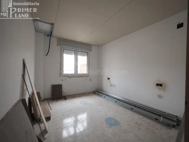 Ático Semireformado de 3 Dormitorios con Amplia Terraza en T - foto 3