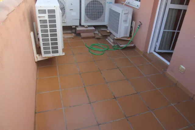 se vende casa adosada en el centro a tan solo 150 metros de la playa — 45