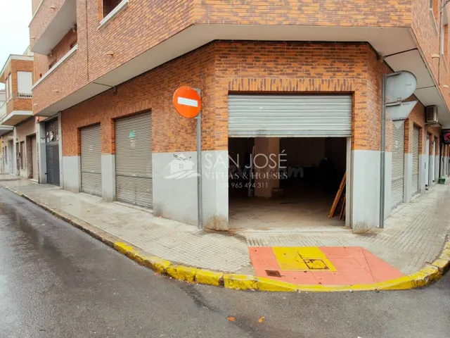 SE ALQUILA LOCAL DIAFANO QUE HACE ESQUINA TODO EXTERIOR EN B
