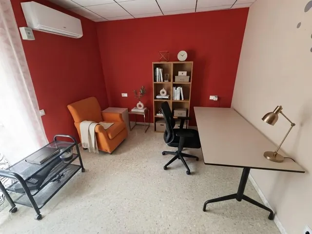 Amplio Atico de 111m2 con Terraza de 140m2 y Piscina Comunitaria en Zona Exclusiva — 8