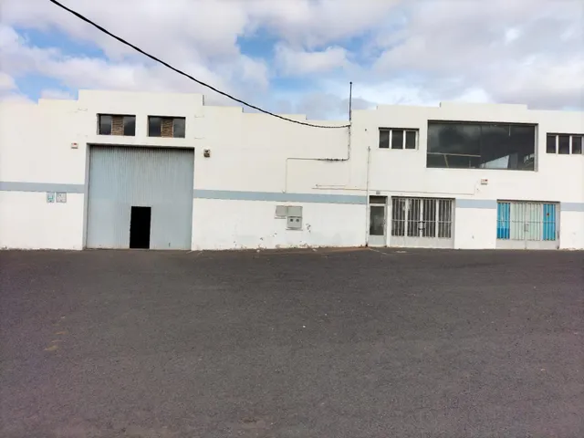 Nave Industrial con Local Comercial en Parcela de 12.000 m2 