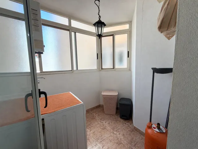 Piso amplio y muy luminoso con ascensor y comunidad incluidos – 800 €/mes (posibilidad de plaza de garaje en el mismo edificio por 50€ mas al mes) — 12