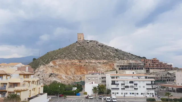 DOS SOLARES INDEPENDIENTES EN EL CASCO ANTIGUO DE GUALCHOS — 37