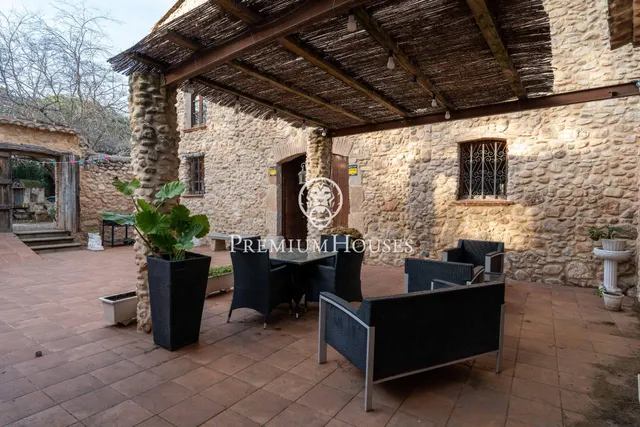 Masía de piedra con jardín en Valls — 8