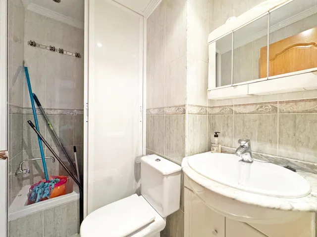 Amplio piso en esquina todo exterior con terraza y vistas al mar junto a Vialia y Avenida de Andalucía. — 39