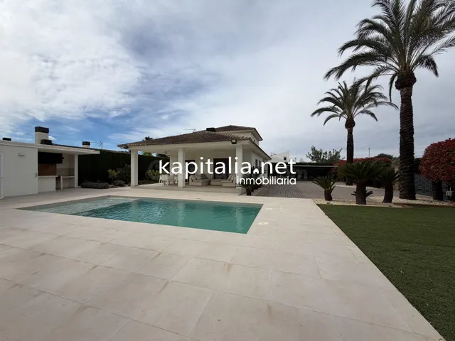 Espectacular Chalet en EXCLUSIVA en KAPITALIA ubicado en la  - foto 2