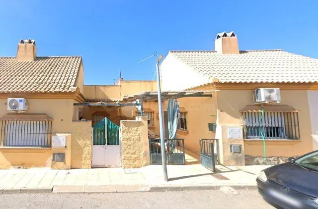 SE VENDE casa adosada OKUPA en C Cerrito Pinar 39 de Villanu