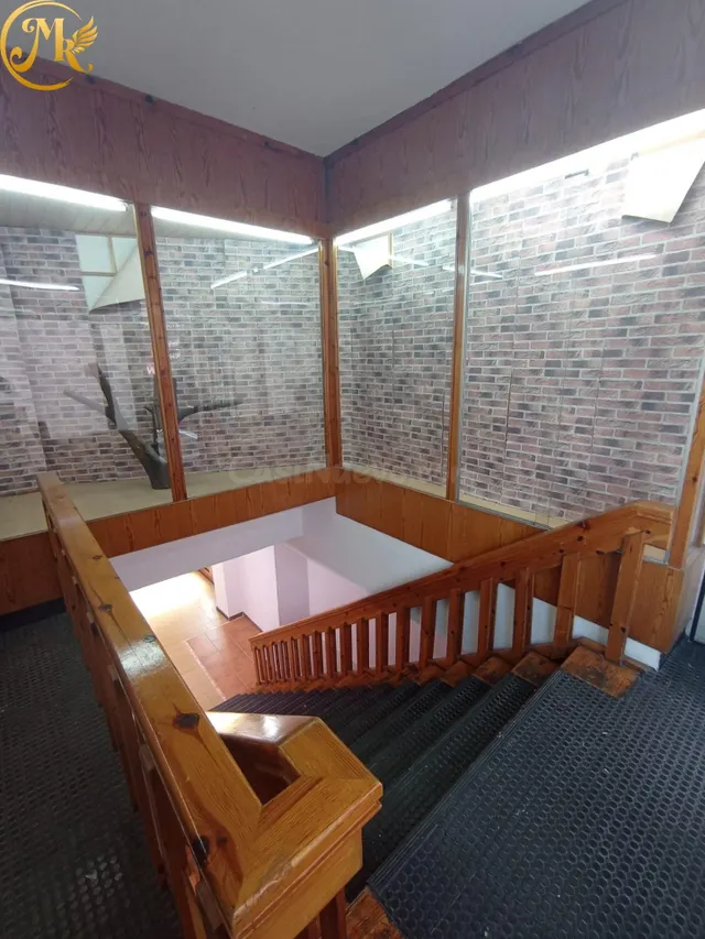 Gran local comercial con acceso por 2 calles y garaje privad - foto 4