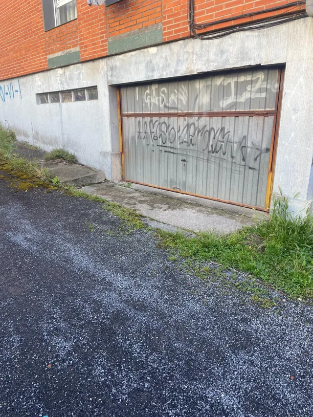 Parcela de garaje con trastero en la parte trasera cerrado. — 3