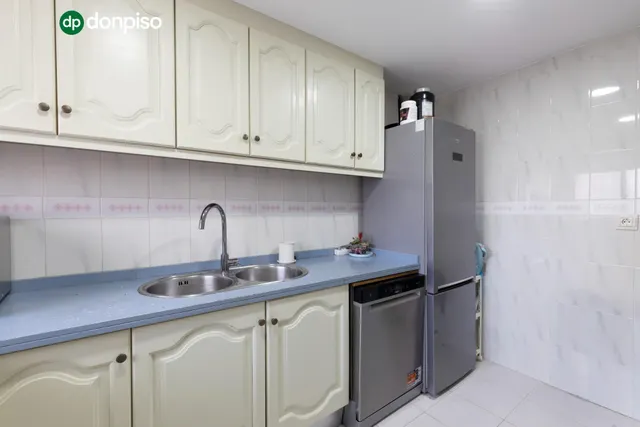 Casa independiente con piscina en La Zubia. — 11