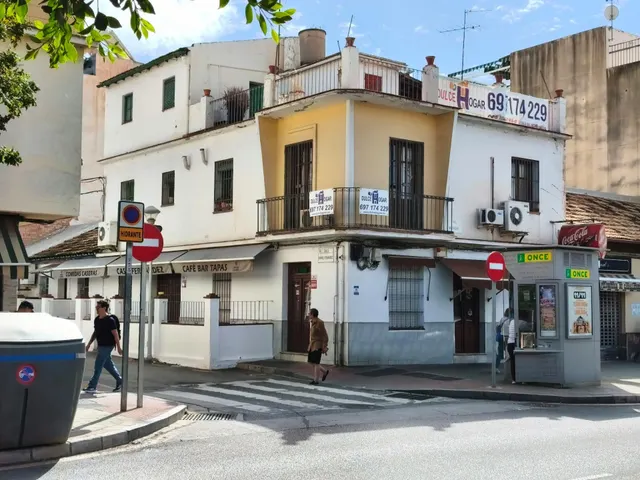 Edificio Singular en Esquina con Gran Fachada en Ciudad Jard