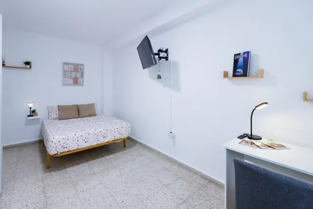 **Piso totalmente reformado de cuatro habitaciones y un baño** — 28