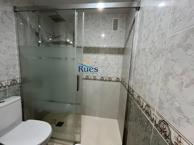 Piso reformado en primera línea del mar con terraza y piscina comunitaria — 33