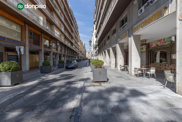 LOCAL COMERCIAL EN CALLE ÁNGEL GANIVET – UBICACIÓN PRIVILEGIADA — 33