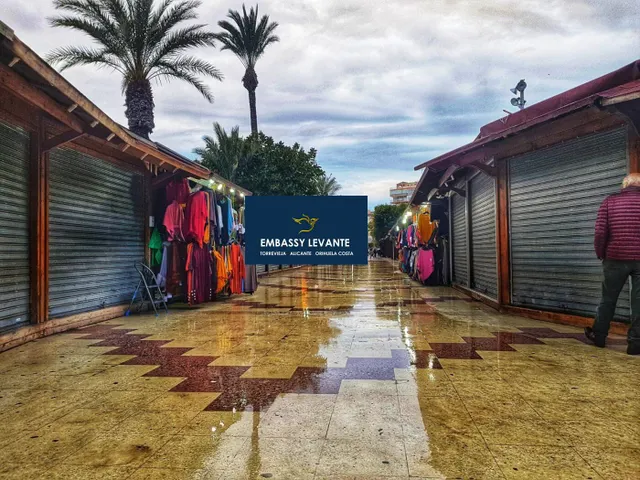 VENTA de DOS LOCALES en ZONA PREMIUM de OCIO  + vivienda de tres dormitorios  ZONA CENTRO PASEO MARITIMO — 44