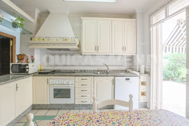Exclusiva villa de lujo en Simón Verde: 1.150 m2 de parcela privada, gran piscina y bodega, a un paso de Sevilla. — 15