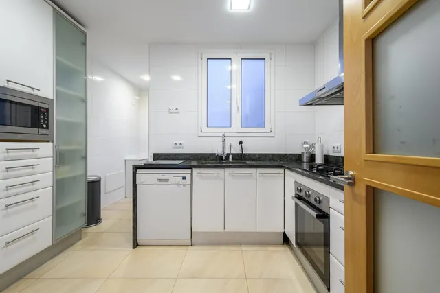 PISO ALTO CON BALCÓN/TERRAZA Y TRES PIEZAS EXTERIORES EN EL EIXAMPLE — 11