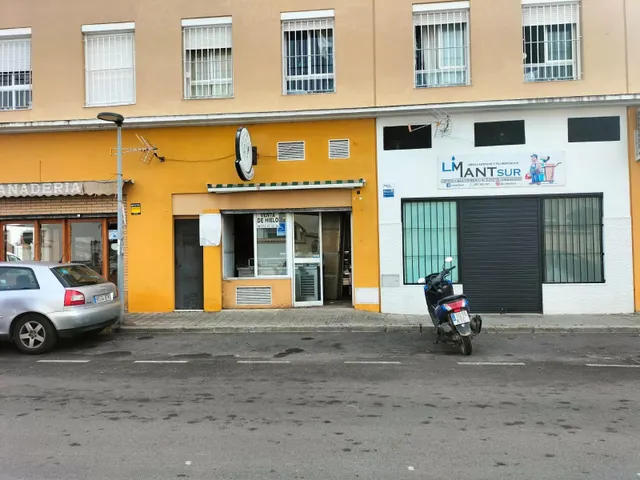 LOCAL COMERCIAL EN PUERTO REAL — 12