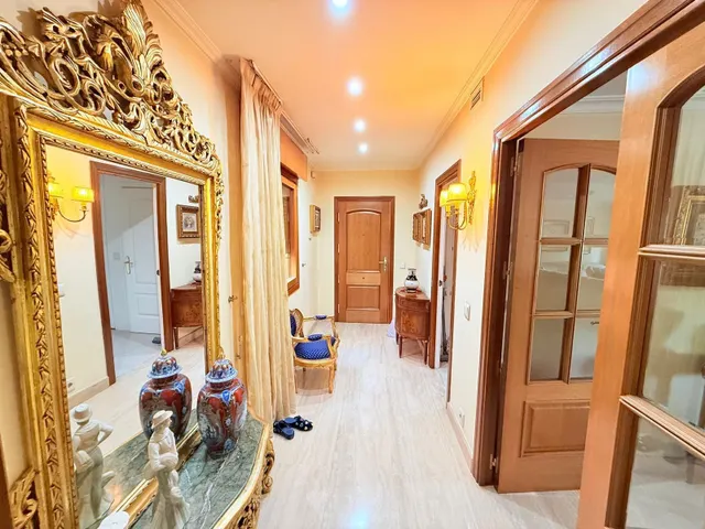 Venta Pleno Dominio Amplio piso luminoso de 216 m2 en urbanización con piscina y vigilancia 24h · Aravaca — 23