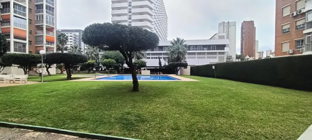 Piso de 3 dormitorios con piscina y garaje en urbanización cerca de la playa — 32