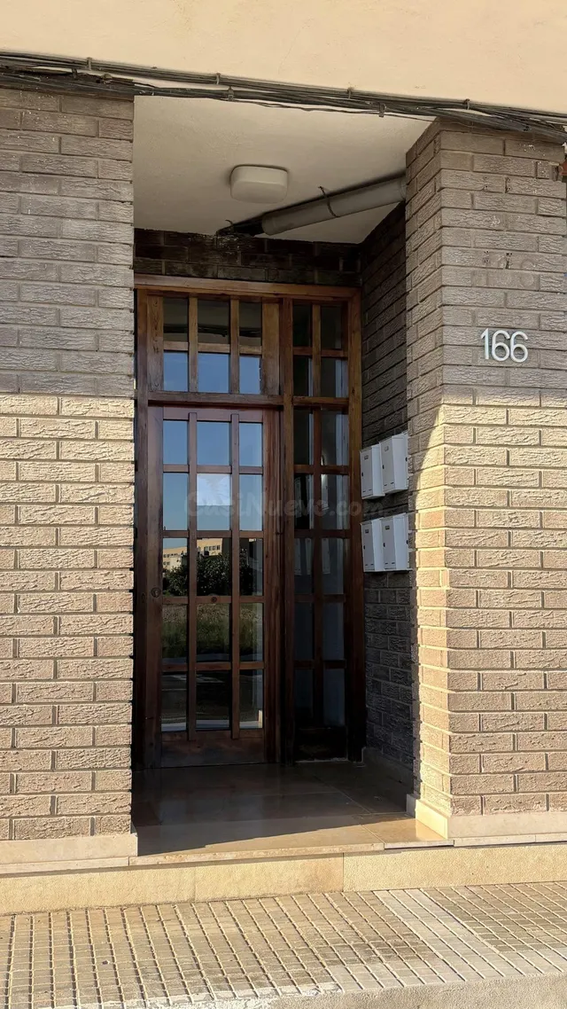 Piso de 4 habitaciones con garaje privado, dos balcones y vistas despejadas en el centro de Deltebre — 2