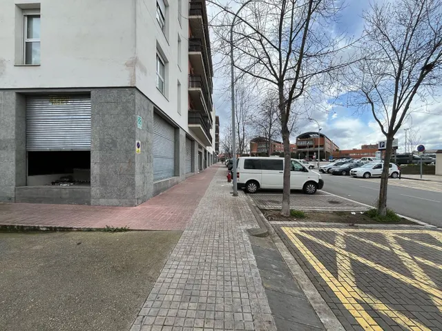 LOCAL COMERCIAL ESQUINERO FRENTE A CAP IGUALADA NORD — 12