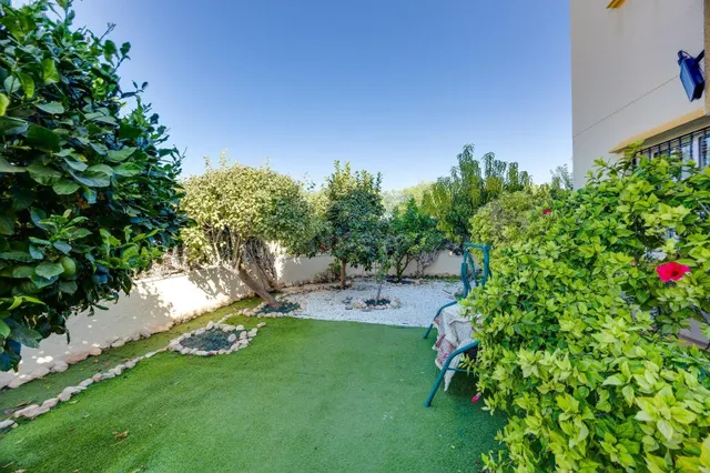 Bungalow en planta baja con amplio jardín privado y aparcami - foto 3