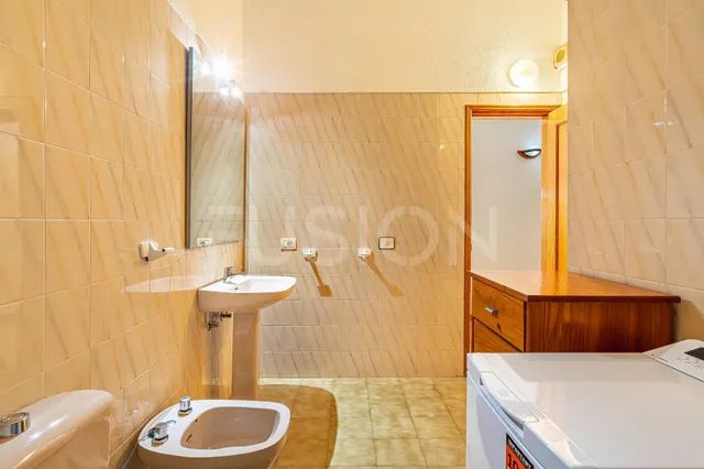 Piso con dormitorio independiente, cocina reformada y zona de piscina cerca de la playa — 13