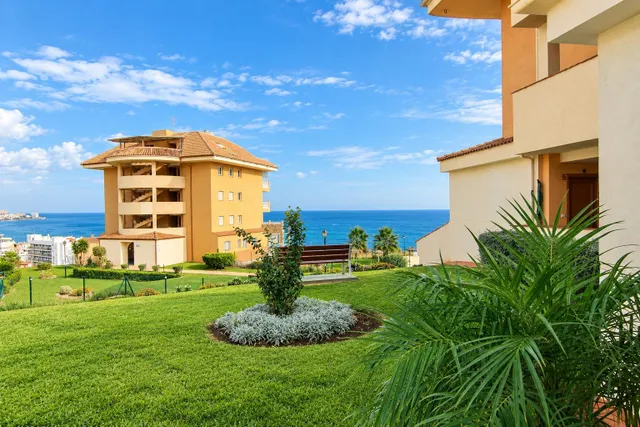 EN ALQUILER APARTAMENTO CON AMPLIA TERRAZA Y VISTAS AL MAR — 14