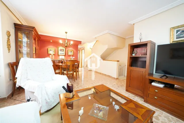Chalet adosado con buhardilla en ciudad jardín de Alicante: garaje para 4 vehículos, terraza de 30m2 y piscina — 12