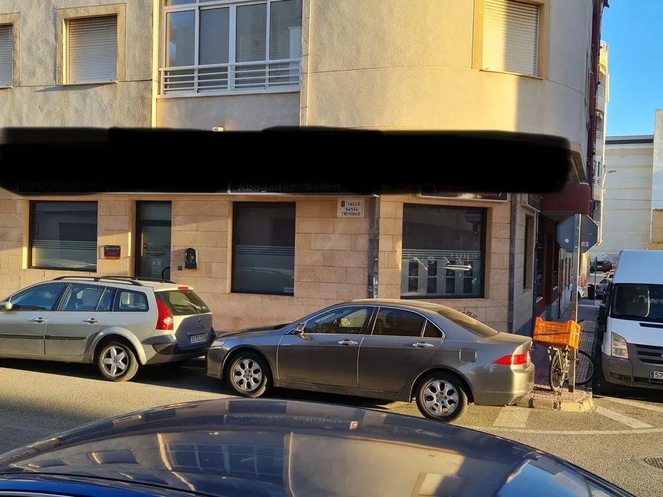 PLANTA BAJA EN ESQUINA ( AHORA ESTA COMO LOCAL, PERO SE PUEDE CAMBIAR A VIVIENDA)