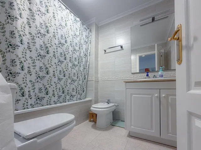 Orihuela Costa! Espectacular apartamento con amplios espacios + gran terraza con vistas despejadas y laterales al mar + Parking comunitario + Piscina comunitaria con zonas ajardinadas — 29