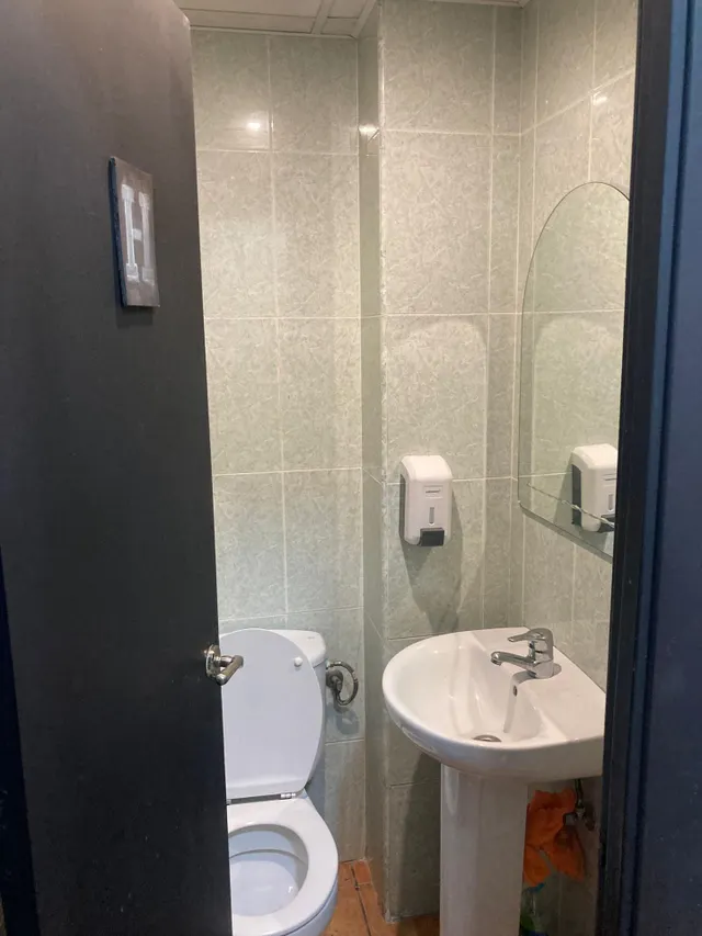 ¡Oportunidad única en Benidorm! Local comercial totalmente e - foto 5