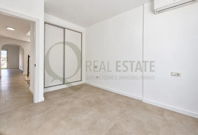 Chalet independiente con jardín y amplias terrazas en Lanuza, El Campello. — 13