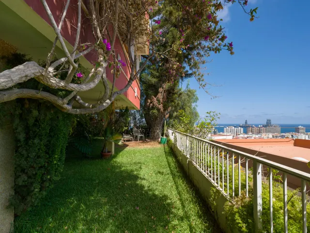 Chalet independiente junto a Paseo de Chil, con jardín, ascensor y vistas a la bahía — 11