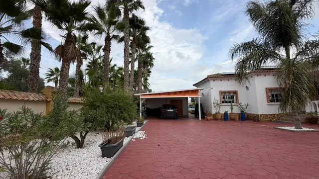 VILLA DE 4 DORMITORIOS Y 3 BAÑOS. PARCELA DE 1.850 M2. CON P - foto 3