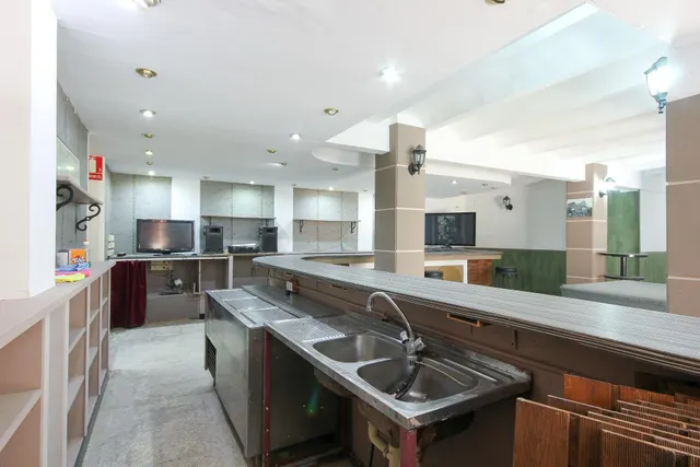 AMPLIO LOCAL EN ST ANDREU DE LA BARCA — 15