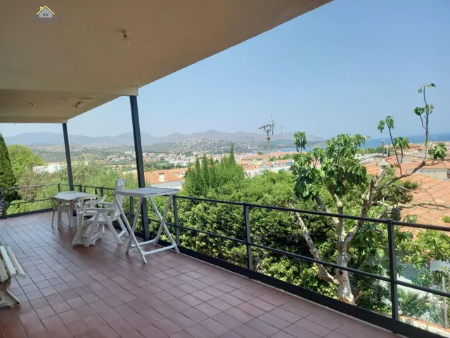 Casa con jardín y vistas en venta en el puerto de Llançà. — 14