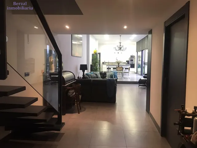 Vivienda SINGULAR en el centro de Logroño.Planta baja, más dos. Terraza de sesenta metros y jardin con pozo. — 40