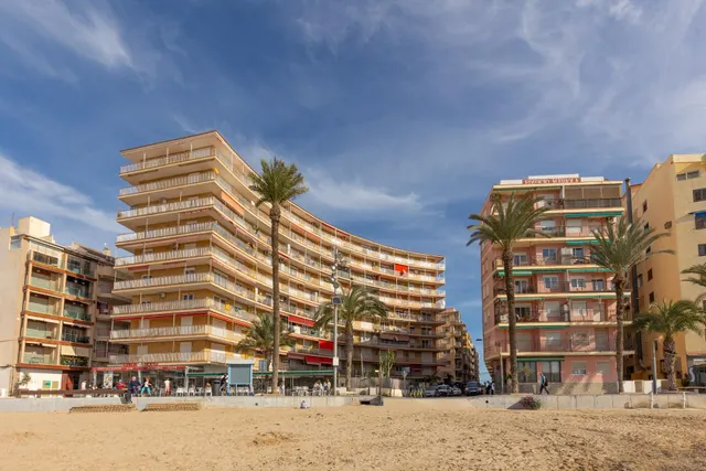 Apartamento en venta en Torrevieja, ubicado en la zona de La Loma, a pocos minutos a pie de la Playa del Cura. Primera línea de mar! — 30