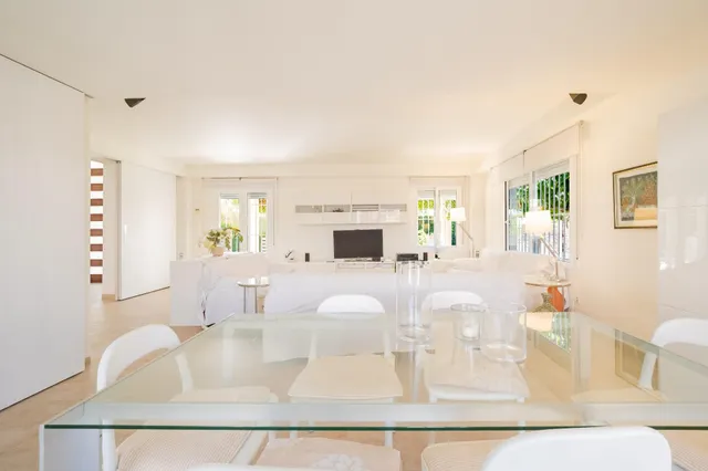 Villa independiente con piscina y 893 m2 de parcela en Benicàssim: espacio, diseño y privacidad — 18